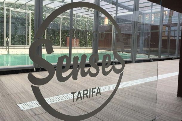 Elegancia distintiva en cada rincón...Logotipo del edificio Senses en la piscina